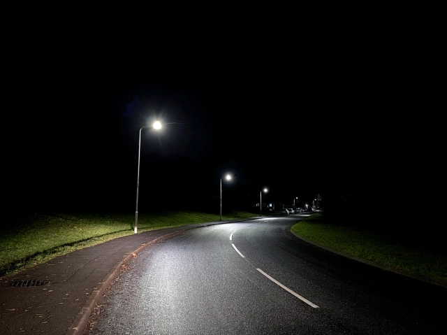 picture of streetlights at night