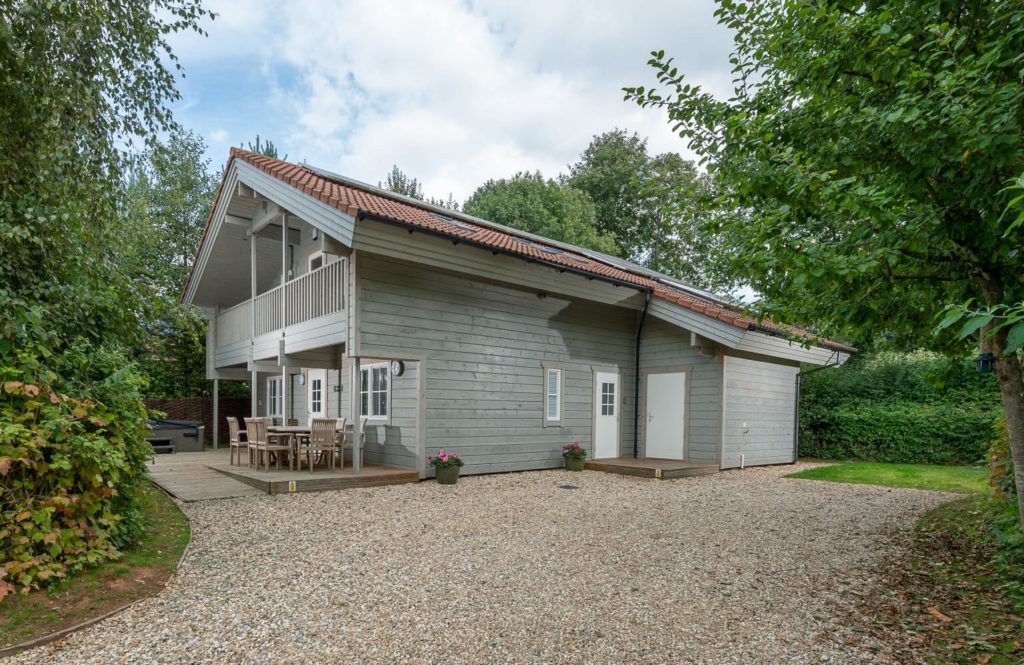 Mill Stream, exterior